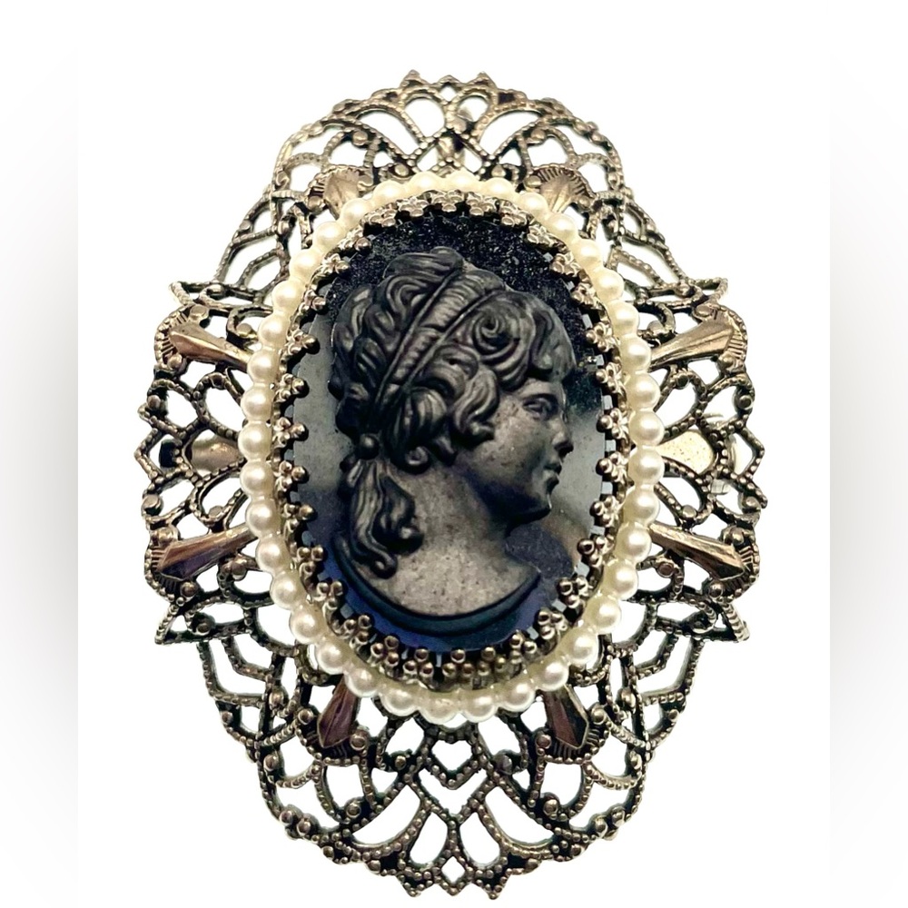 Vintage Black Glass Cameo Ruffled Silver Tone Filigree Brooch Pin Faux Pearls